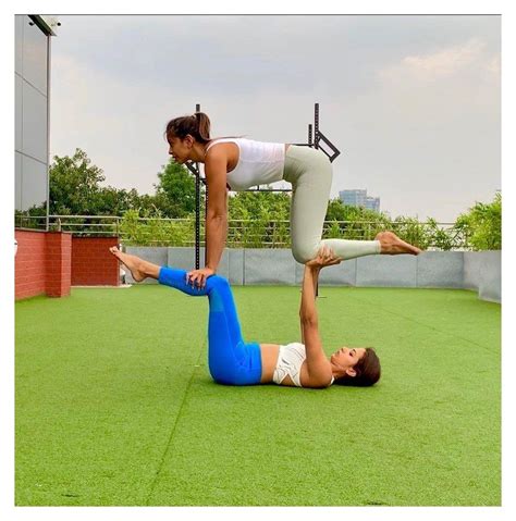 yoga challenge para dos|Yoga Challenge for Two People: Fun and Engaging Poses